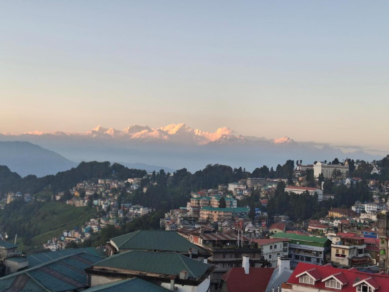 Monratino Himadrie -2 Mins Walk From Mall Road - All Rooms Have Kanchenjunga Mountain View 大吉岭 外观 照片